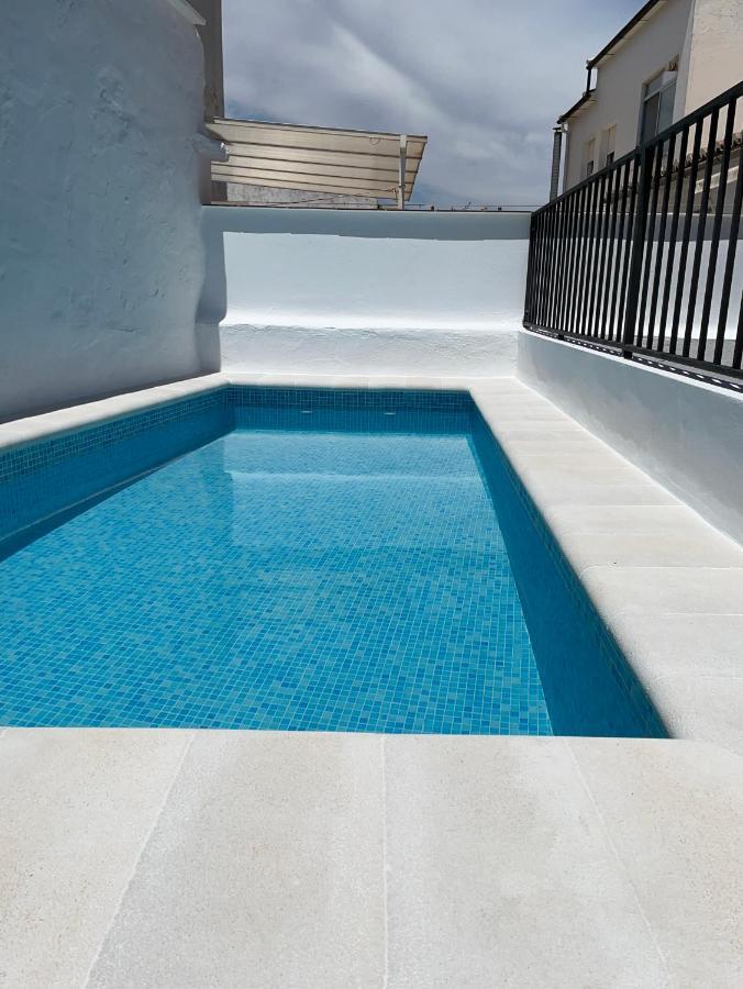 Nuevo Con Piscina En El Centro 