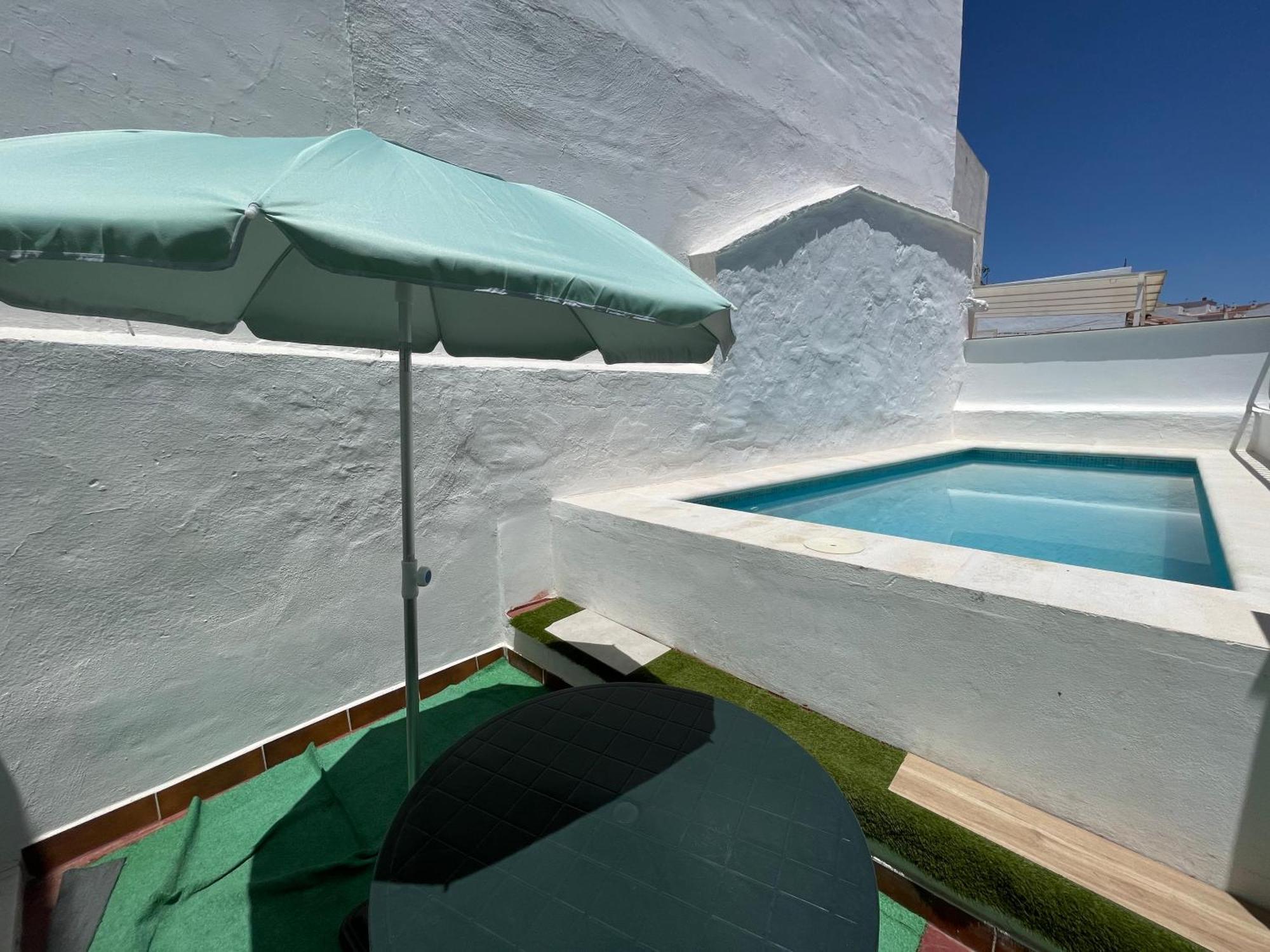Nuevo Con Piscina En El Centro 